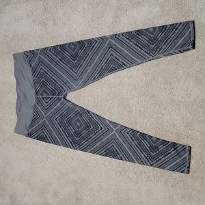Fabletics XXL grey workout leggings, geometric chevron pattern